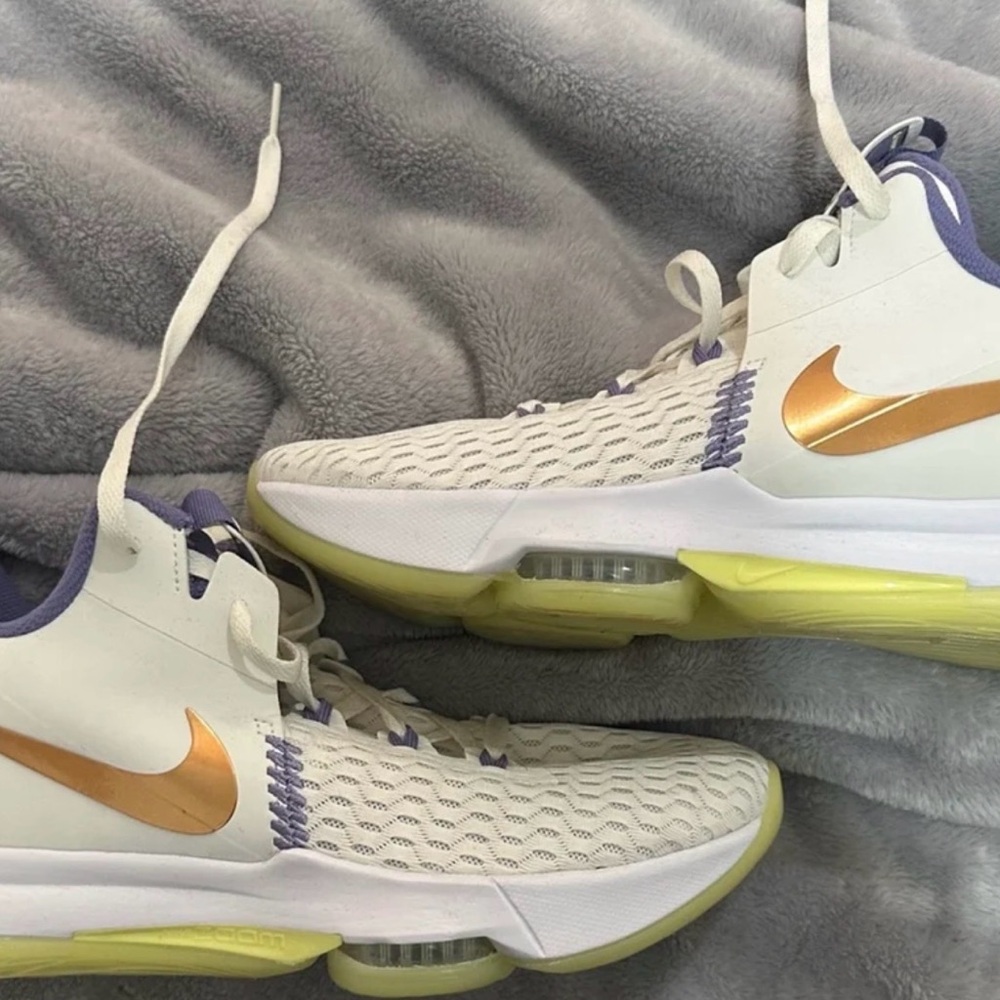 Nike Lebron Witness 5. Men's White Purple Gold Basketball 11.5 CQ9380-102